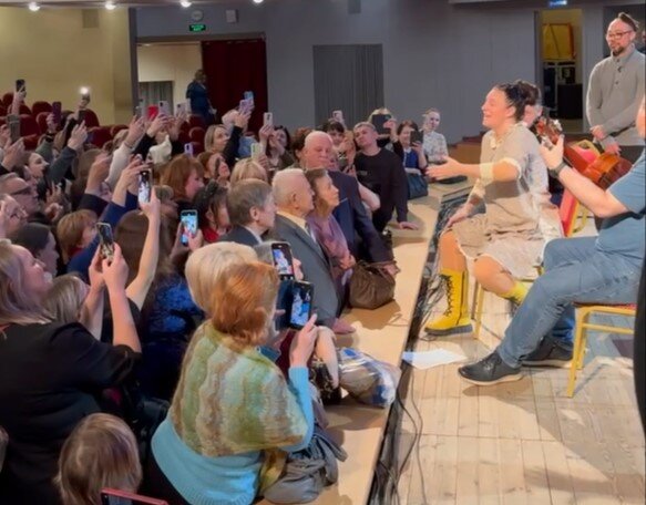     Елена Ваенга после отмены концерта в Иванове исполнила несколько шлягеров