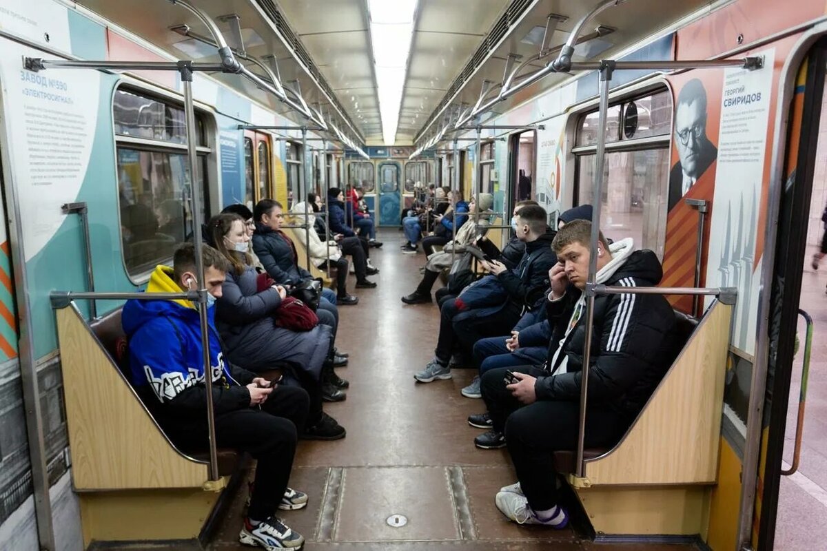 Пассажиры метро. Фото поезда метро. Транспорт Новосибирск. Транспортная система Новосибирска.