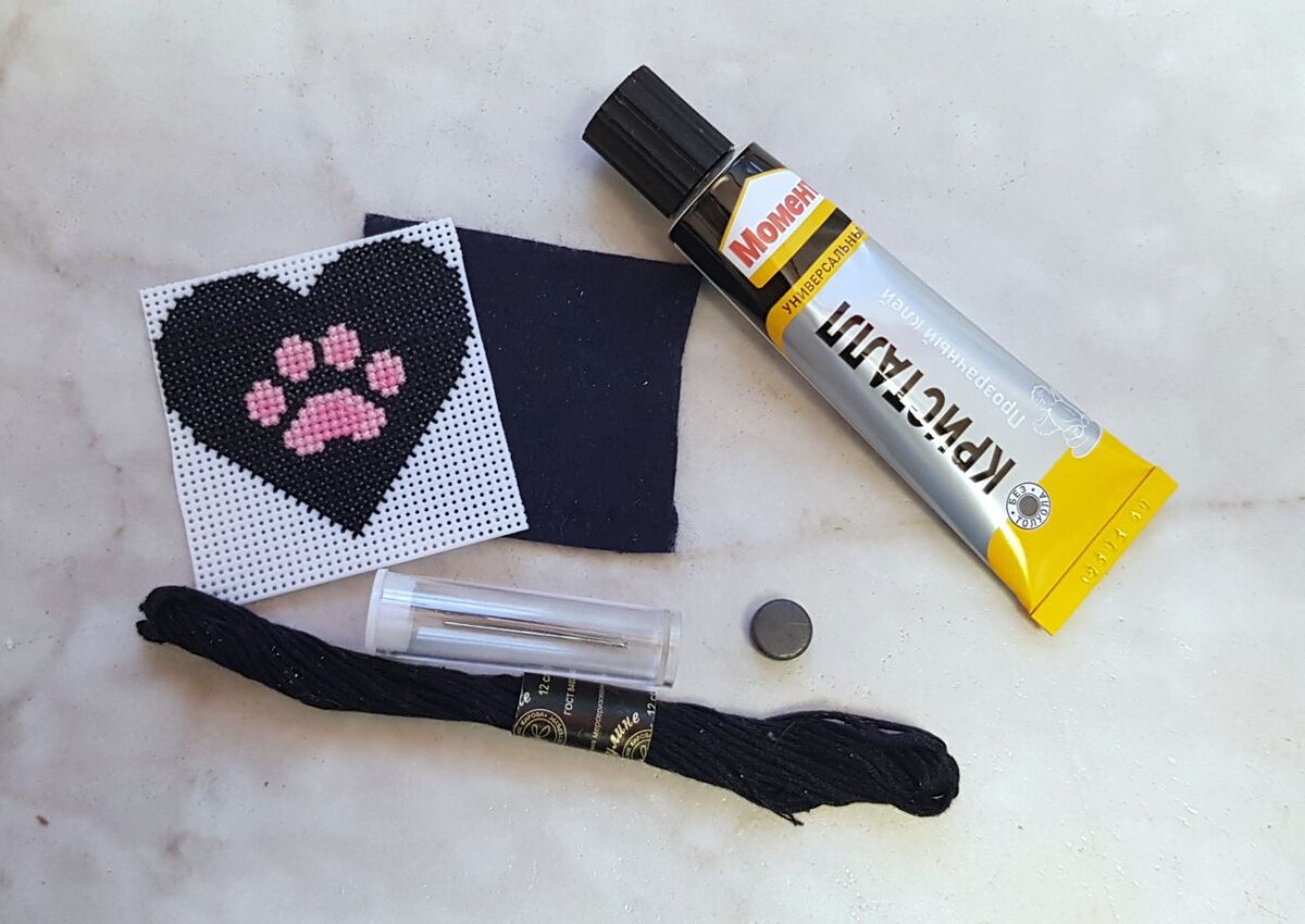 Что необходимо для оформления вышивки на пластике