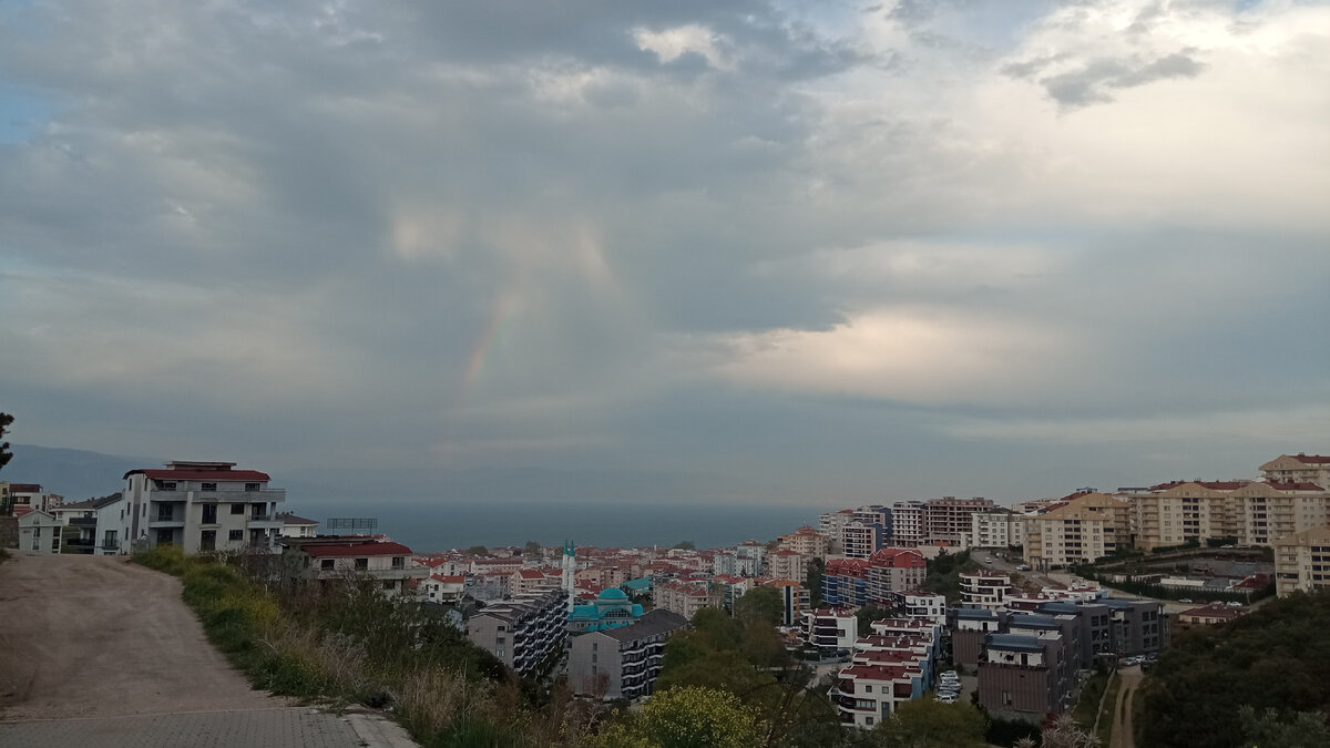 Вид из нашего района. Если присмотреться, можно разглядеть кусочек радуги) Фото автора