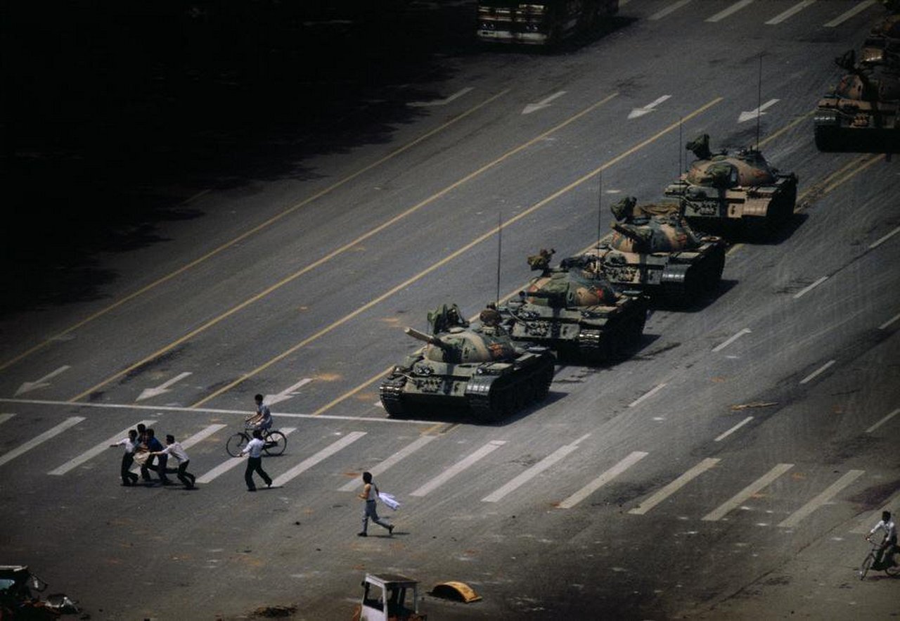 танковый человек. танковый человек. тяньаньмэнь танк человек. танковый человек. неизвестный бунтарь на площади тяньаньмэнь.