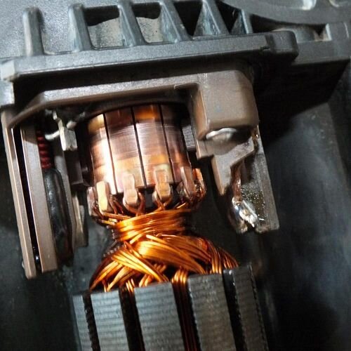 Слева и справа ухи.