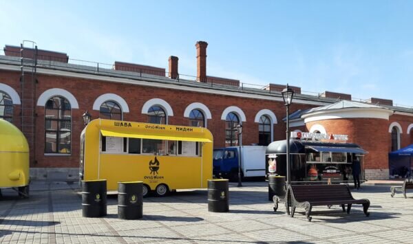 Фудтраки во дворе Лофт Холла во время проведения городского форума малого бизнеса в октябре 2023 года. В основном, они работают на частных территориях. После принятия закона критерии работы фудтраков будут более четкими.