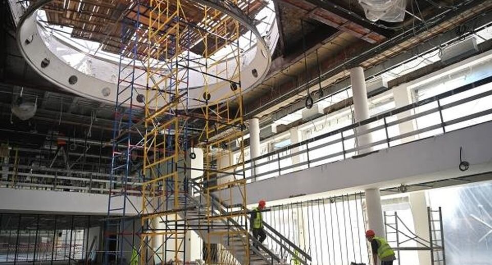 переход между зданиями. арт объект буквы. буквы в архитектуре. особняк эмилия леймон. памятник универсанту.