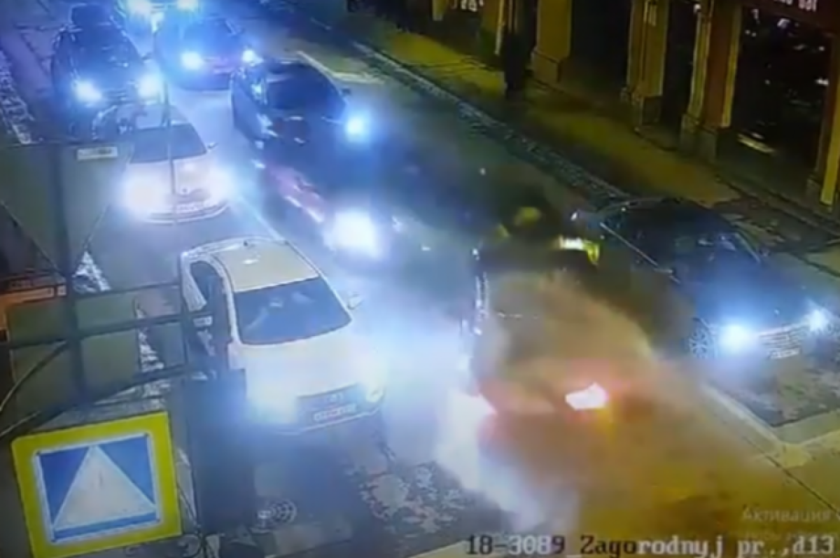    Момент, когда Mercedes врезается в стоящую на светофоре машину. Девушка уже сбита.