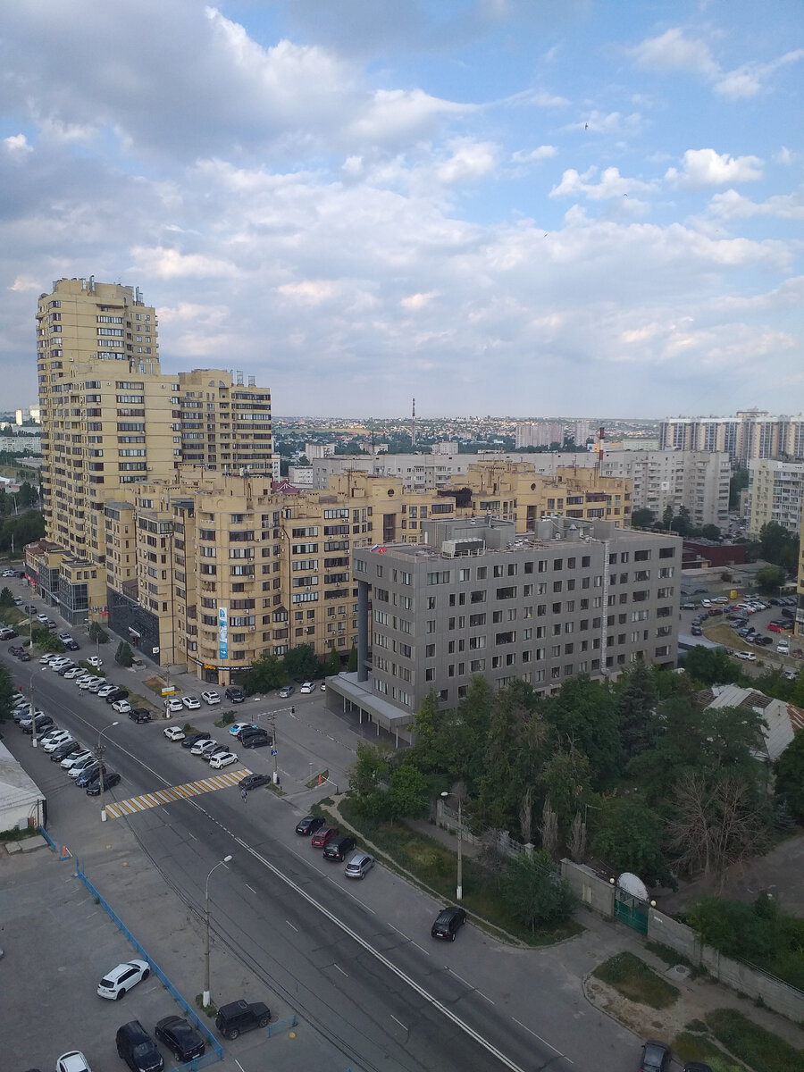 Вид из съёмной квартиры в Волгограде. Фото автора.