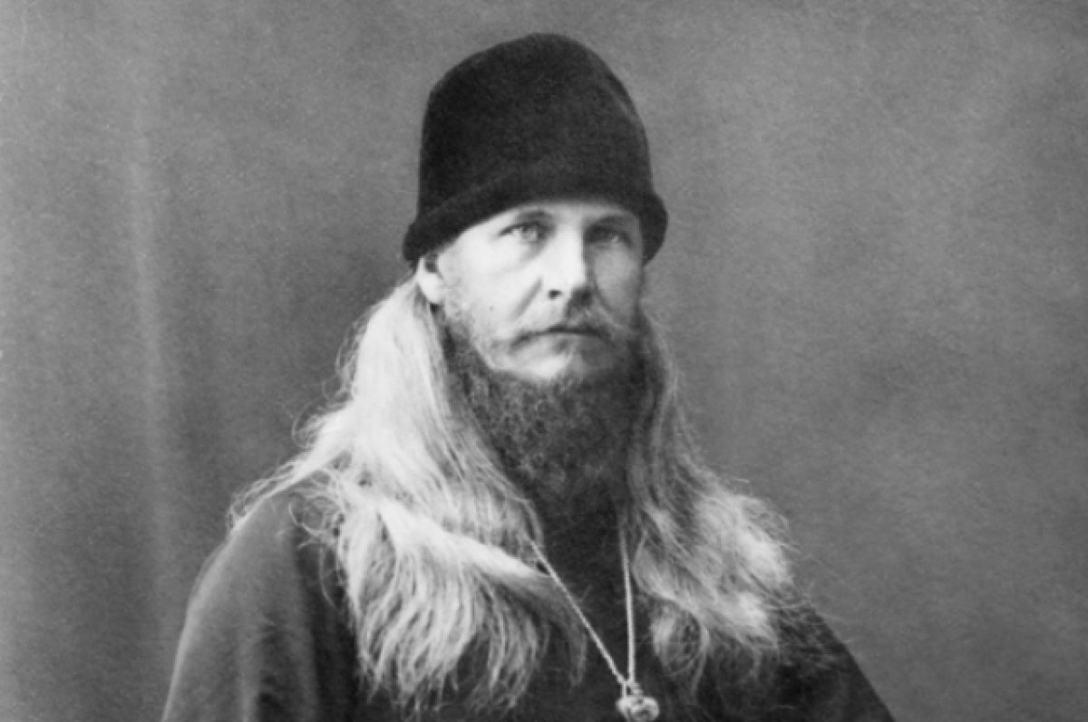    Встречал всех с теплом.