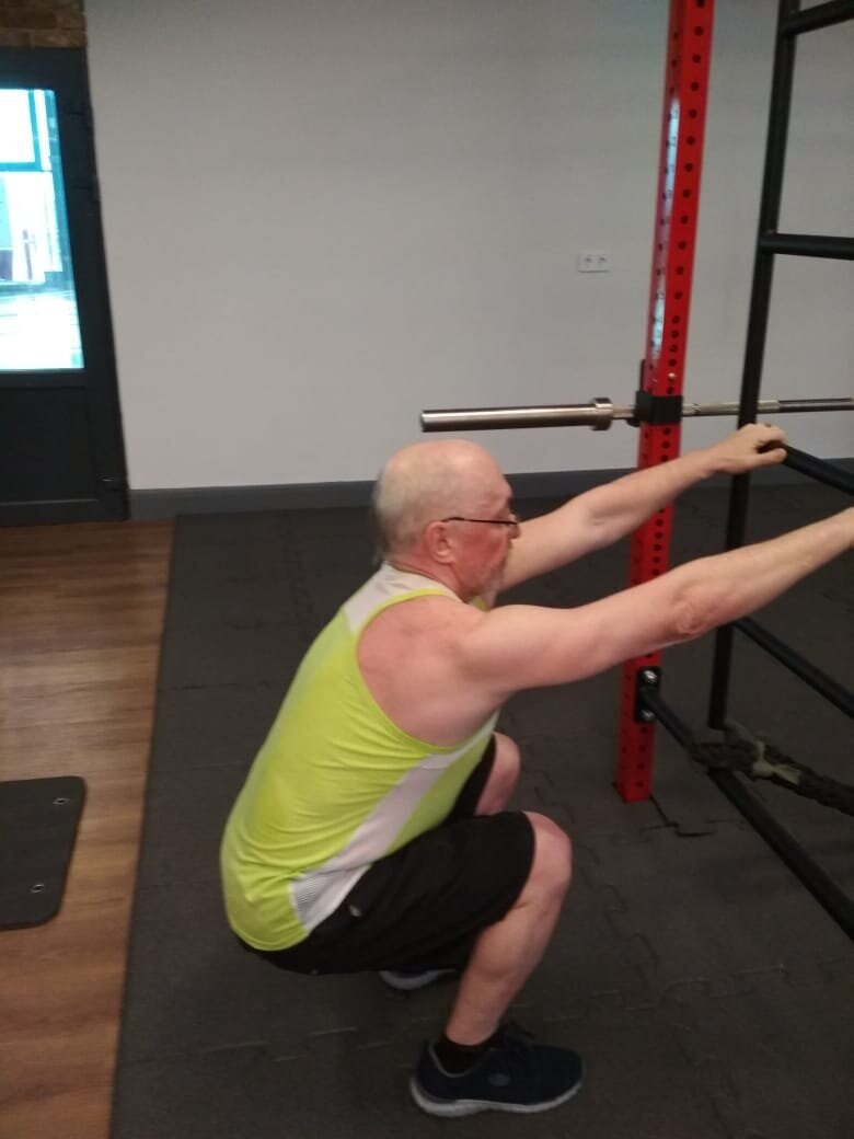 С опорой на руки приседать можно часами, днями, столетиями.