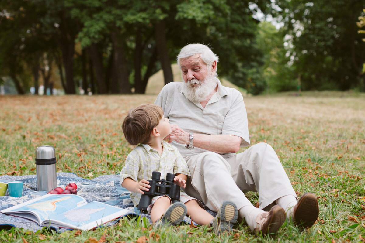 Дедушка на природе. Дед рассказывает внуку. Дедушка учит внука. Дед с внуком в горах. Дедушка учит внучку