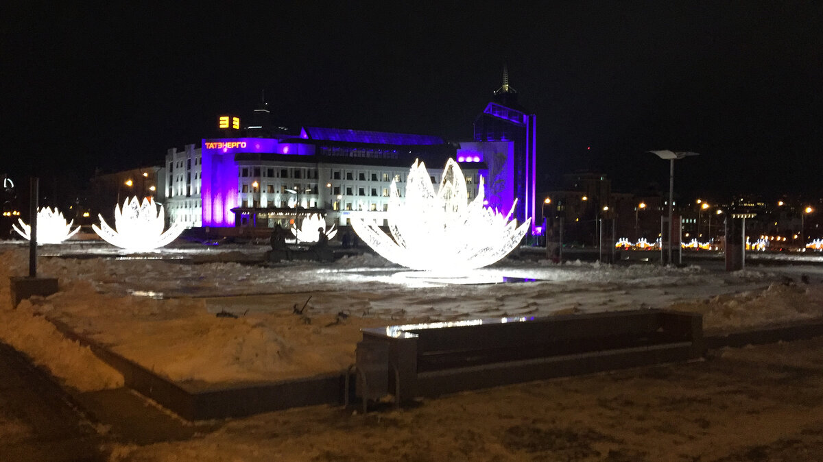 Площадь перед театром Камала на берегу озера Нижний Кпбан