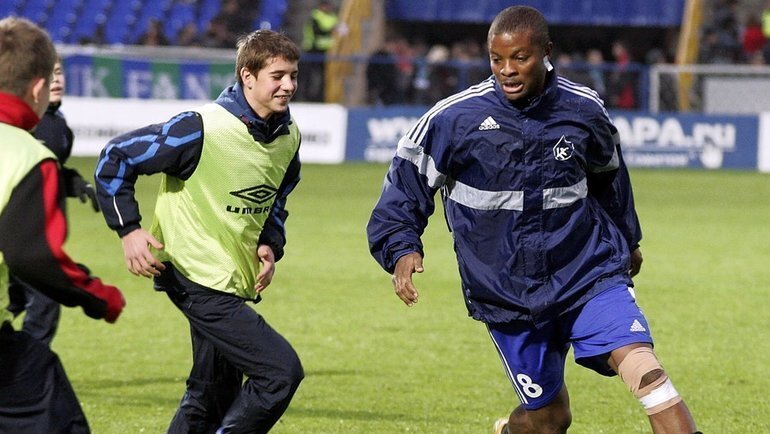    Баба Адаму (справа) играет с детьми.Игорь Горшков