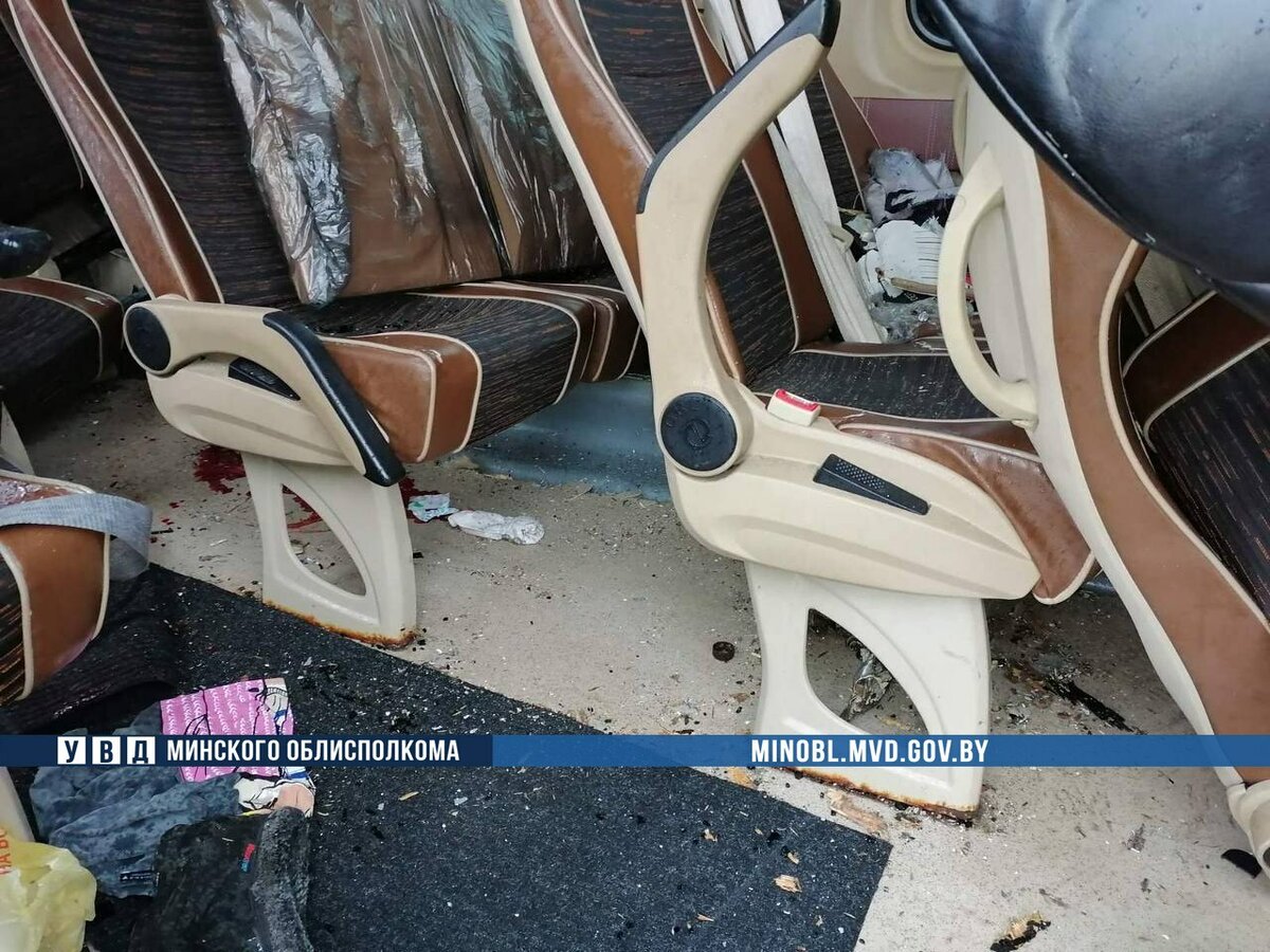 На трассе «Минск-Могилев» маршрутка с пассажирами влетела в ограждение. Семь человек увезли в больницу — Фото