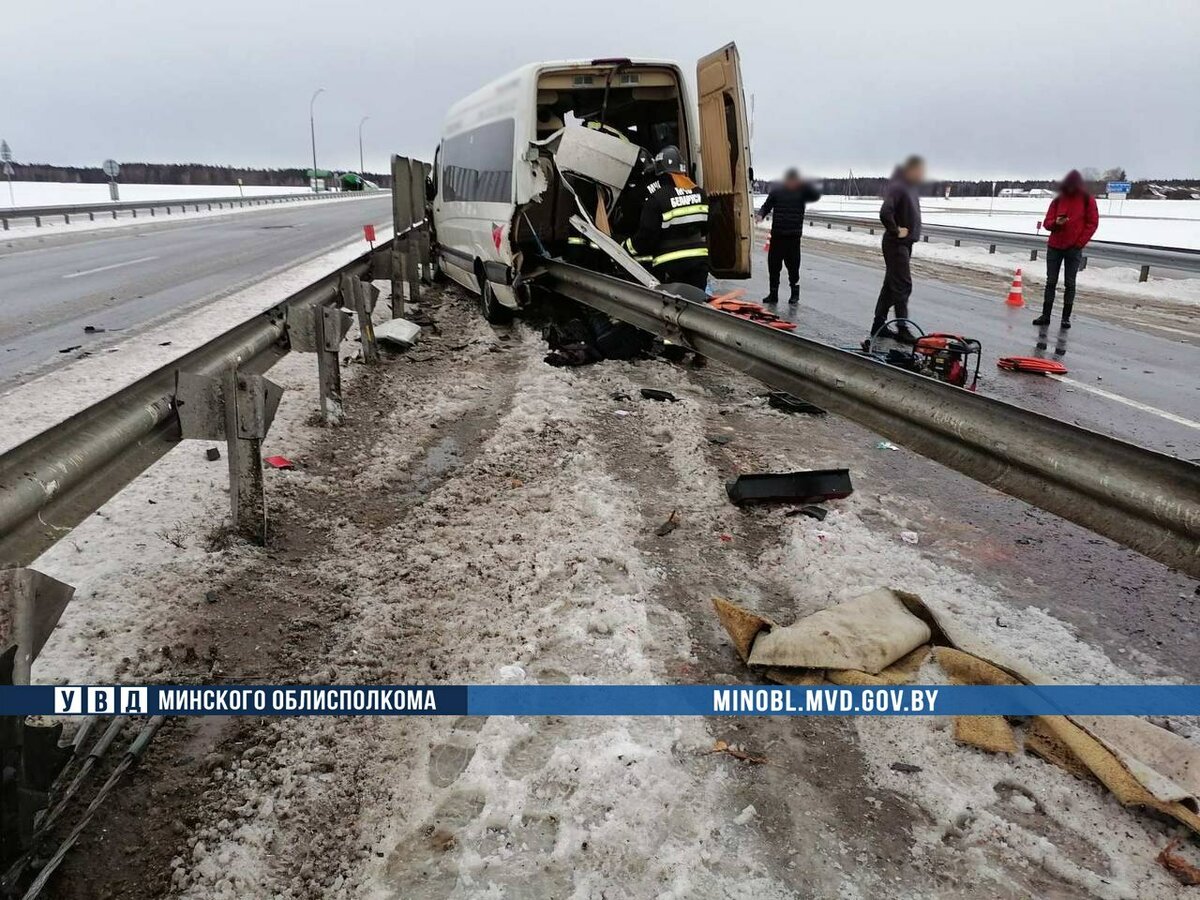 На трассе «Минск-Могилев» маршрутка с пассажирами влетела в ограждение. Семь человек увезли в больницу — Фото
