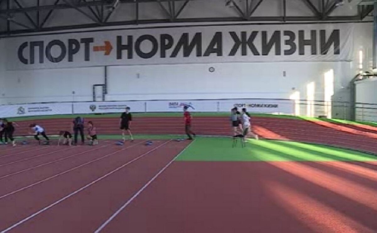    В легкоатлетическом манеже Курска еженедельно тренируются до тысячи человек
