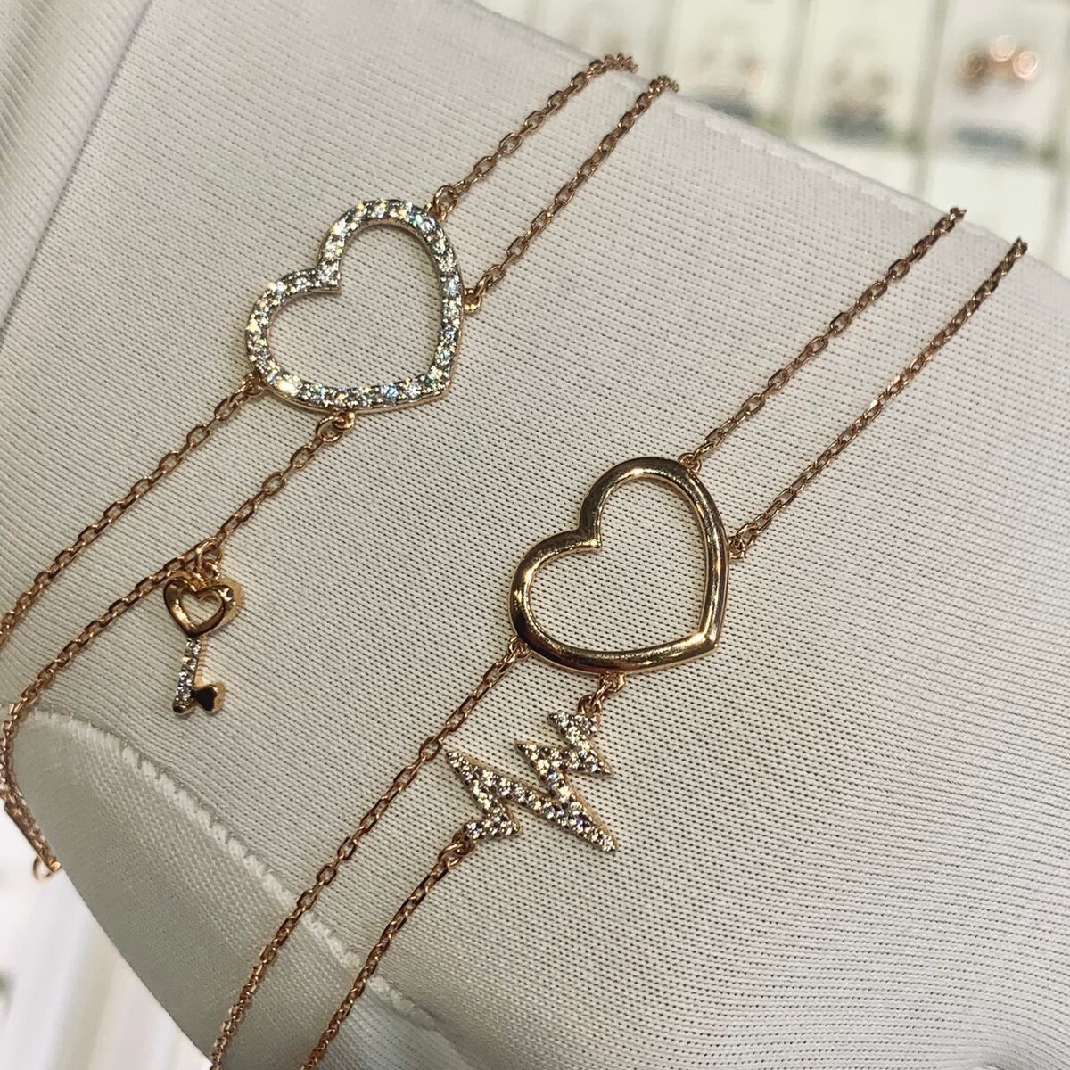 Золотые браслеты от бутика "Zolotye uzory"