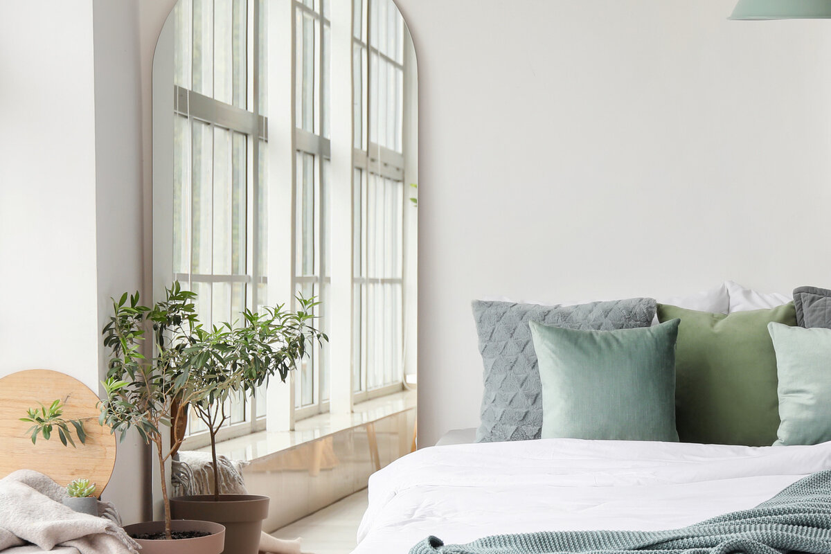 Геометрические приемы для увеличения пространства. Визуально добавить. Зеркала в интерьере маленькой гостиной. Светлая комната. Приемы увеличения пространства в интерьере.