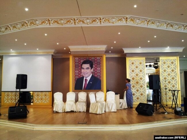 Портрет Бердымухамедова в свадебном зале