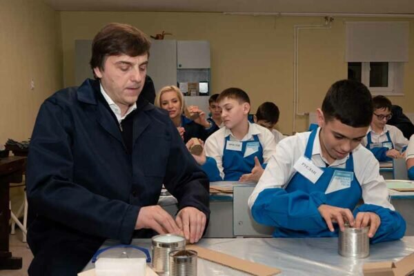    Сергей Кравцов вместе с мальчиками делает походные свечи.   
Фото: пресс-служба Минпросвещения России