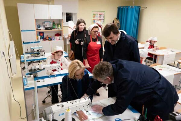    Ольга Казакова вместе с девочками занялась изготовлением фартуков и полотенец. Фото: пресс-служба Минпросвещения России