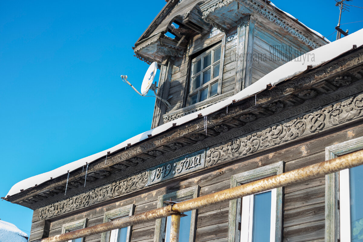 Деревянное здание. Деревянное здание. Астрахань дом купца г. Старый деревянный домик. Деревянные здания.