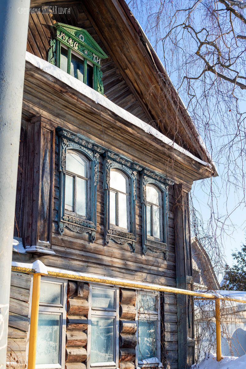 Купим старинные деревянные. Старая мебель. Старинная мебель. Шкаф резной деревянный. Старая входная дверь.