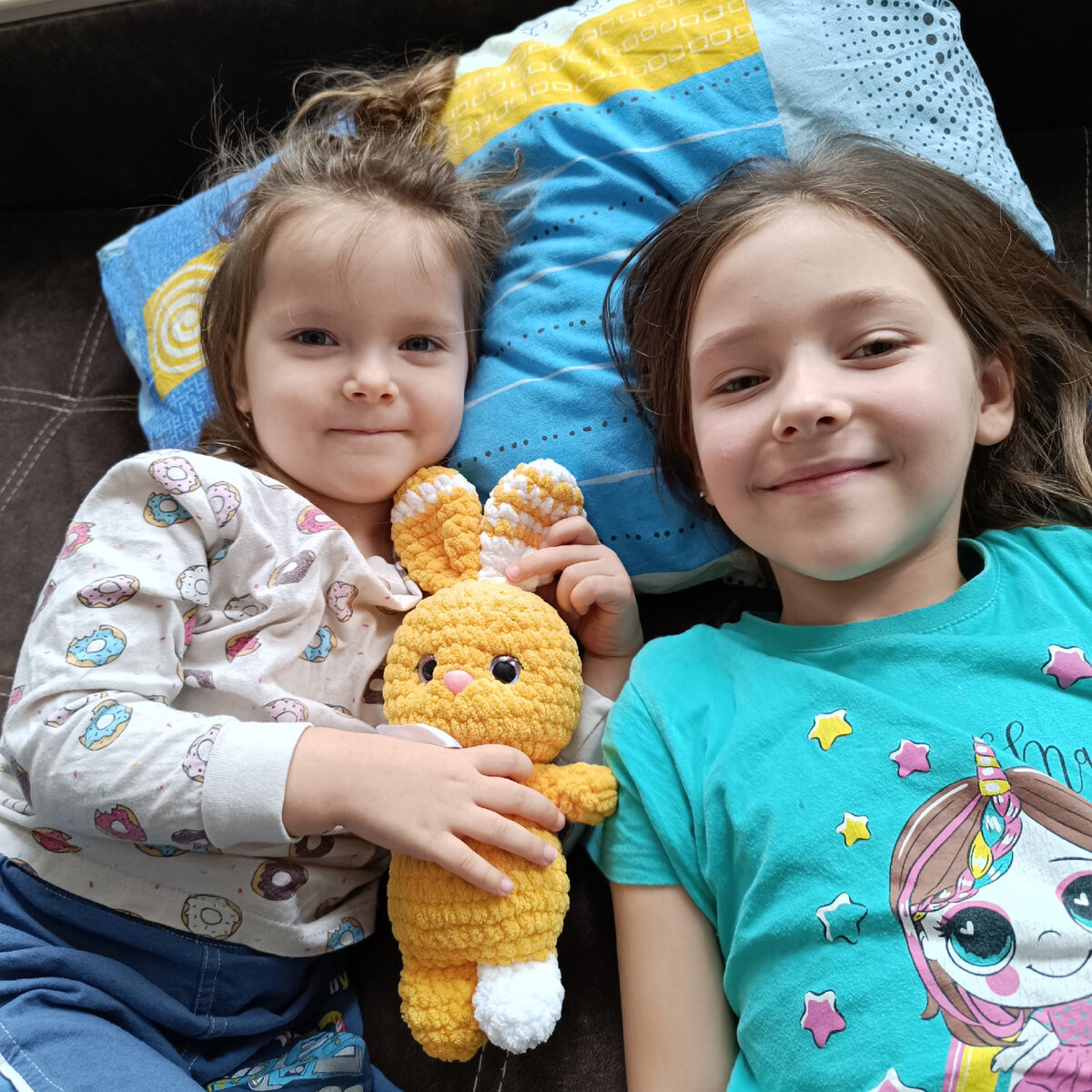 Хорошо хоть уже улыбается😊