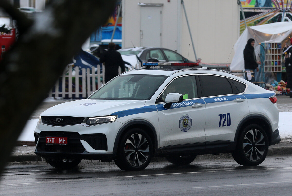В основе SUV лежит тележка Volvo СMA с многорычажной подвеской сзади и мотором объемом 2 л и 238 л. с. Разгон до сотни занимает 6,9 секунды, трансмиссия — 8-ступенчатый «автомат», привод — полный, заявленный расход — 8,1 л на 100 километров, максимальная скорость — 210 км/ч, объем багажника — 580 л.