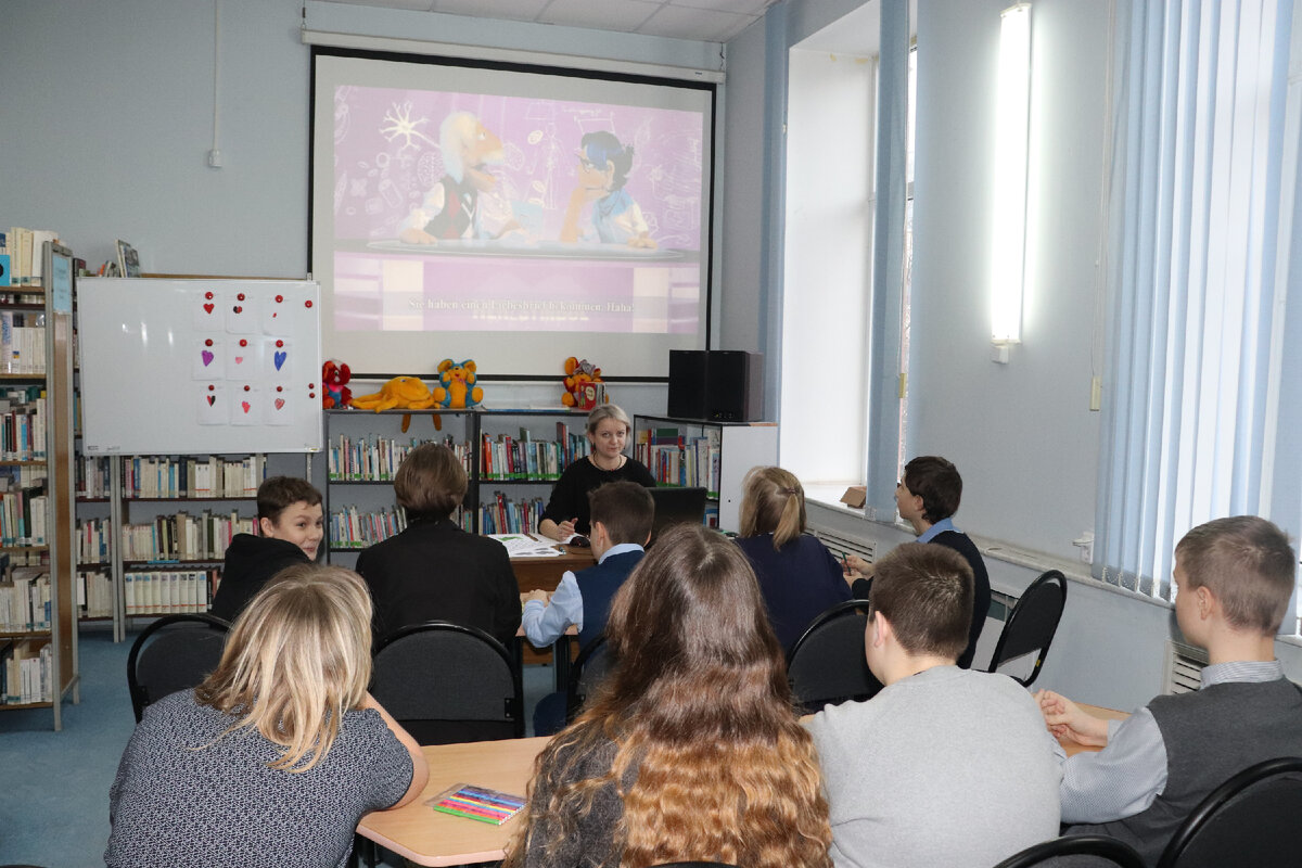 обучение студентов. китайские студенты в библиотеке. китайский язык изучение уроки. библиотека китайского языка. китайские книжки.