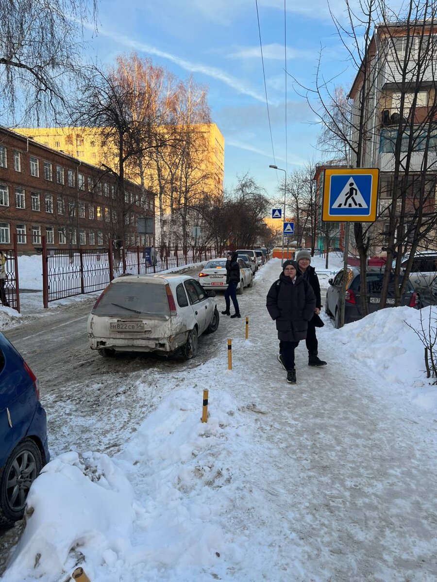 Это въезд во двор, но глухой, там как кармашек