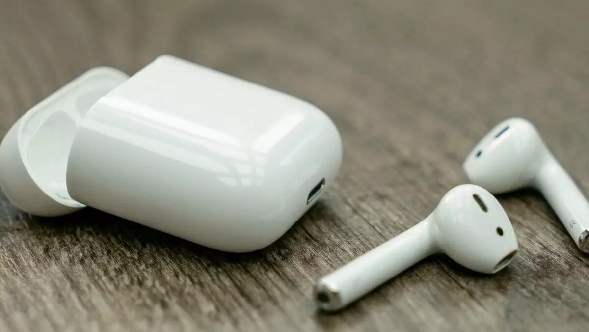     В наушниках скапливаются пот, частички мусора и бактерии. Мало того, что через грязное устройство можно занести инфекцию в уши, так еще и наушники станут хуже работать, если периодически не чистить их. Как это сделать правильно, а не ковырять зубочисткой?