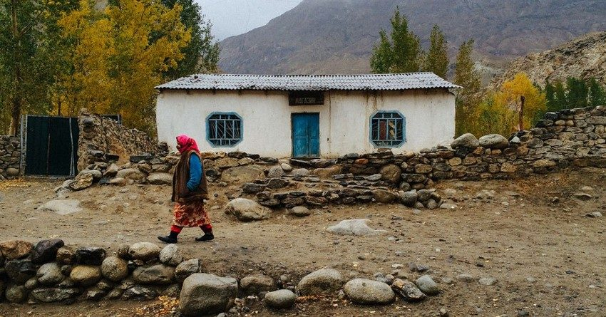 Благополучие Таджикистана во многом зависит от того, как живут дехкане, численность которых продолжает расти, а уровень жизни снижаться В Таджикистане насчитывается около 6 млн сельских жителей, часть