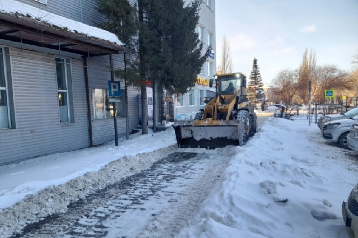    В Барнауле дорожники усилили очистку тротуаров на время оттепели