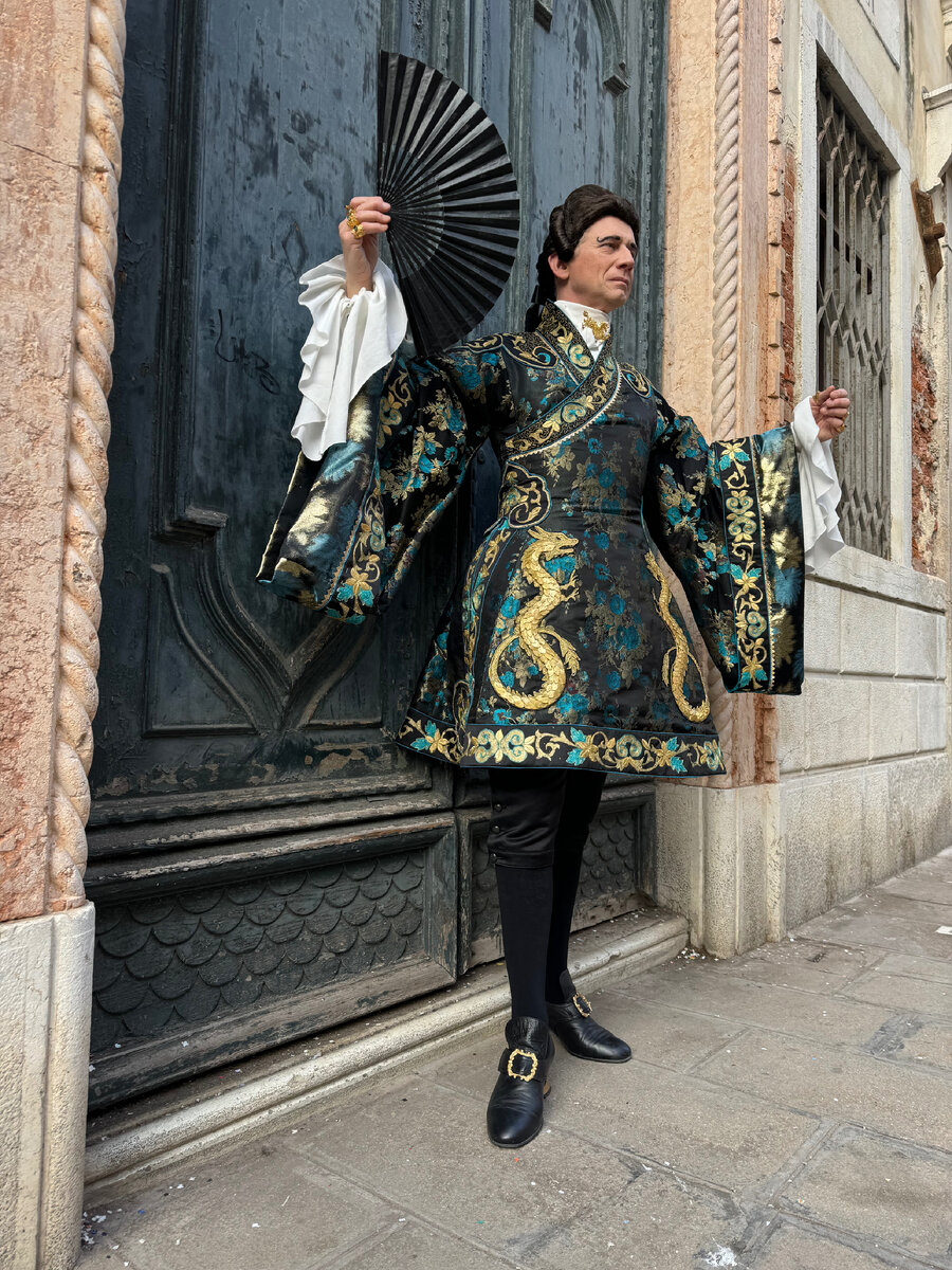 Самый красивый и грандиозный праздник в  Европе проходит ежегодно в Венеции. 27 января 2024 года начался Венецианский карнавал, который в этом году приурочен к 700-летию со дня смерти Марко Поло.