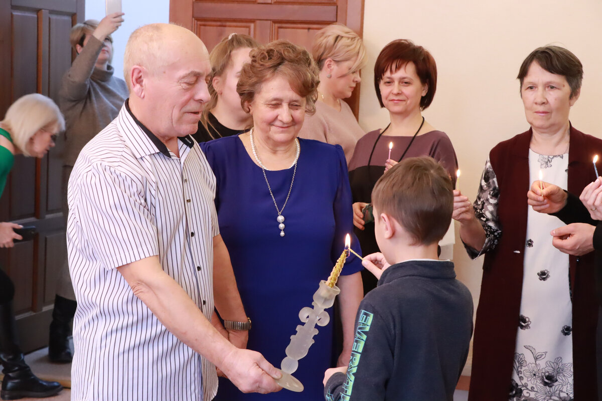 Символичный семейный очаг с юбилярами зажгли дети и внуки