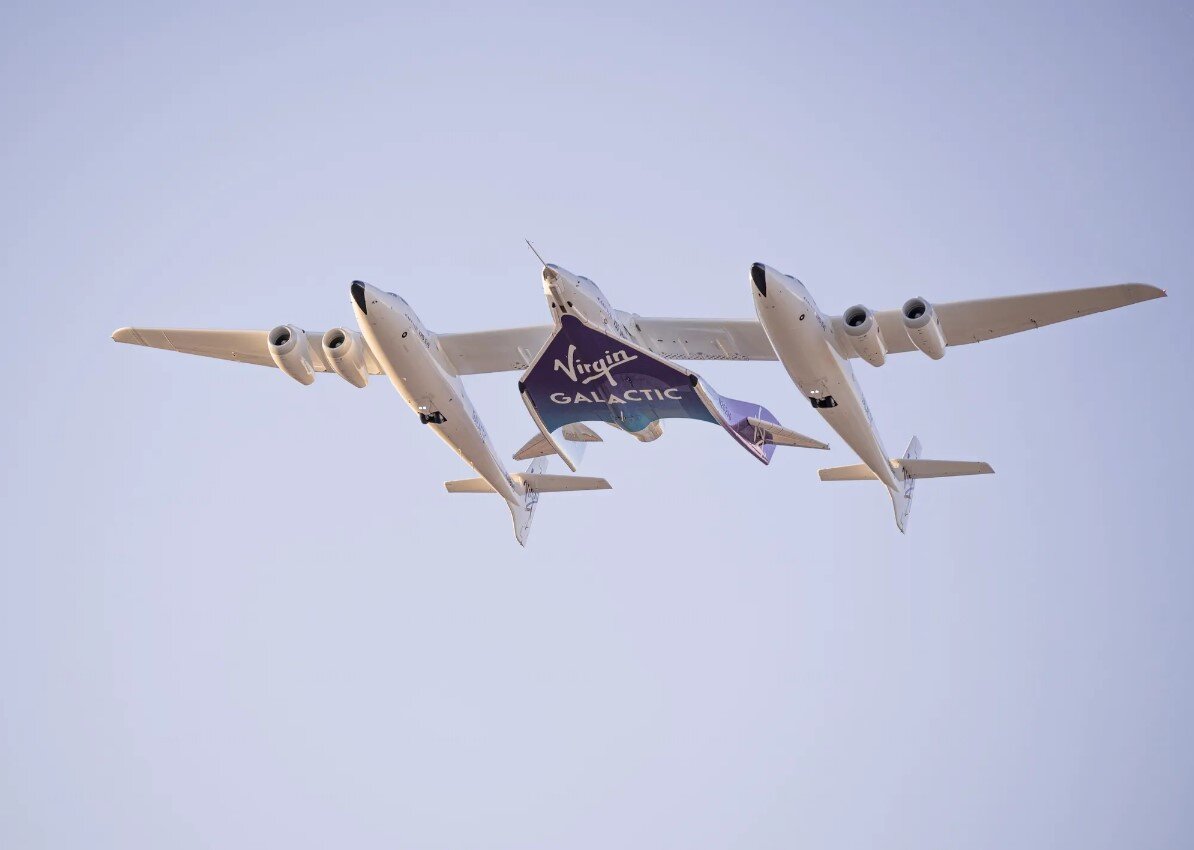 Суборбитальный космический самолёт VSS Unity компании Virgin Galactic, прикрепленный к самолёту VMS Eve. Источник: Virgin Galactic  📷

