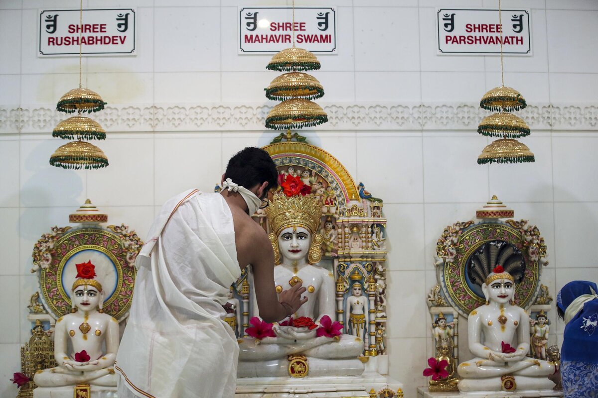 Поклонение джайнским святым в храме. Фото: latimes.com