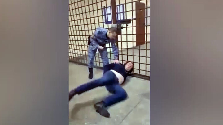    ГЕНЕРАЛ "ВОЮЕТ" С ПОЛИЦЕЙСКИМИ. СКРИНШОТ ВИДЕО С КАМЕР НАБЛЮДЕНИЯ