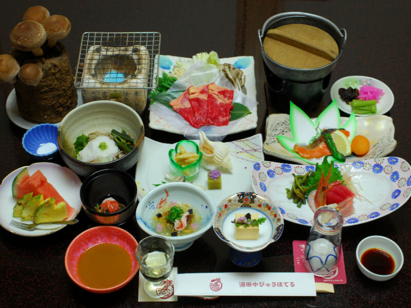 семья за обеденным столом. национальная еда британии sunday roast carvery. традиции обеда. традиционный английский обед. русская кухня.