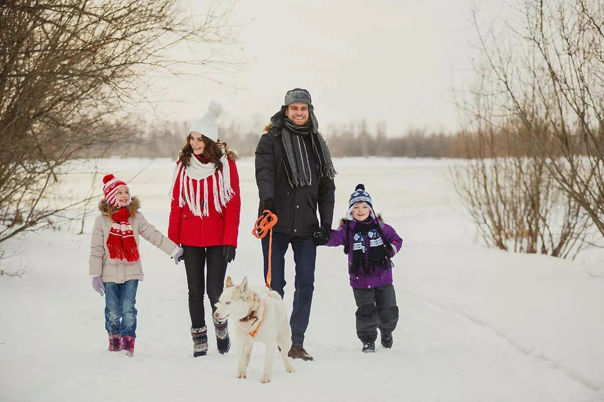 Зимние прогулки с детьми. Дети на прогулке зимой. Семья на зимней прогулке. Семья с детьми на прогулке.