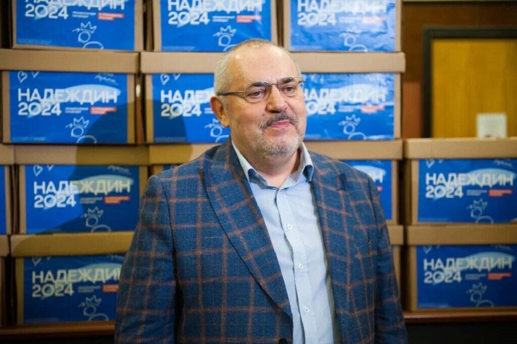 Борис Надеждин на фоне коробок с подписями, сданными в ЦИК