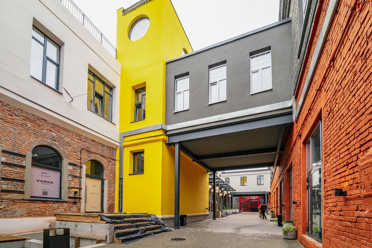 «Станкозавод» — творческий кластер в Самаре, название говорит само за себя. Основная идея проекта заключается в создании пространства, которое не будет напоминать ни о работе, ни о домашних делах