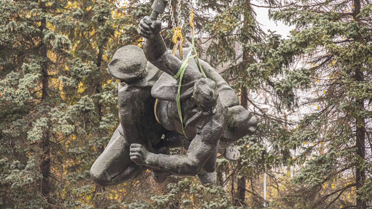 © Public domain / Liepāja fotogrāfijās / Tiek demontēts padomju laika monuments
