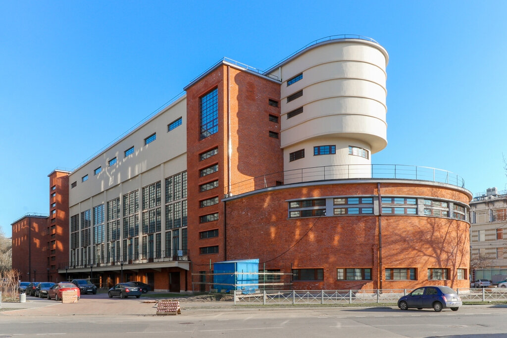 Силовая подстанция фабрики «Красное знамя» не работает еще с начала 00-х. В 2017 году её отреставрировали, довольно точно восстановив исторический облик, и хотят создать креативное пространство