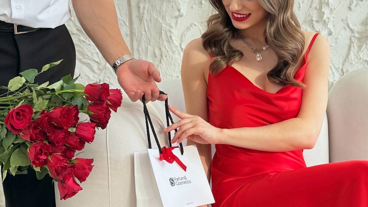 Каком парен. Парень и девушка. Поцелуй. Каком парен. Тейлор лотнер 2019.