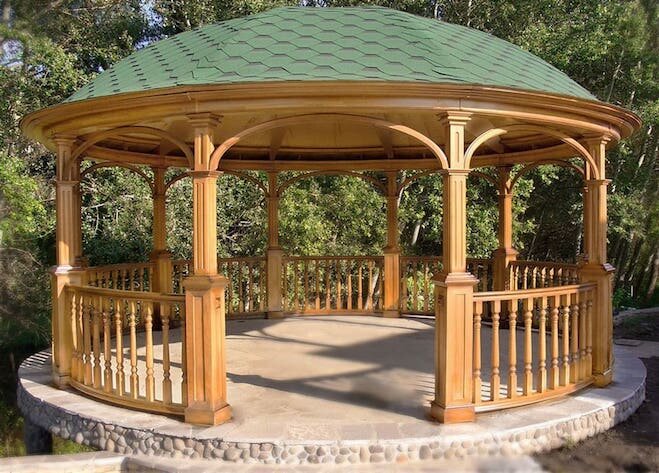 Круглая беседка с крышей из гибкой черепицы