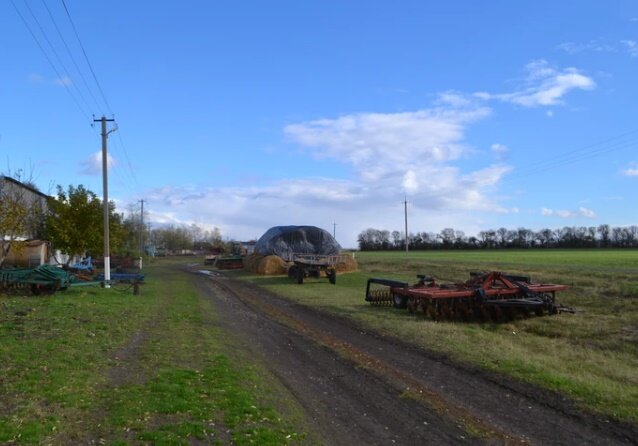 Семья жила в селе, где всего лишь одна улица с проселочной дорогой 