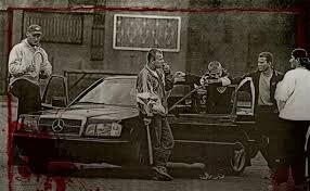 В 1990-е годы Россия столкнулась с резким увеличением криминальной активности, что стало результатом трансформации общества после распада Советского Союза. Этот период ознаменовался всплеском организованной преступности, наркотрафиком и коррупцией.

Одной из основных проблем было появление "рэкетирских братств", которые заставляли бизнесменов платить за "защиту", что создавало атмосферу страха и неопределенности в деловом мире.

На фоне экономической нестабильности и разрушения старых институтов наркотрафик стал процветать. Распад СССР привел к увеличению производства и торговли наркотиками, а организованные преступные группировки воспользовались этим для расширения своего влияния и доходов.

Кроме того, криминал на политической почве также стал явлением того времени. Убийства политических и деловых деятелей вызывали широкий общественный резонанс и страх перед произволом.

Однако, власти начали предпринимать меры для борьбы с преступностью. Были приняты новые законы, укреплены правоохранительные органы, и проведены реформы судебной системы. Это позволило начать процесс стабилизации и пошло на пользу в борьбе с преступностью в последующие годы.