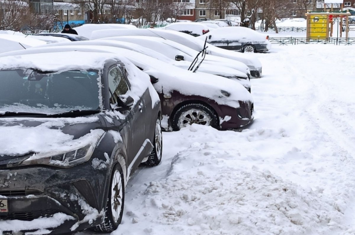 весна в москве тает снег. снег и лужи. тает снег. лужи весной. тает снег.