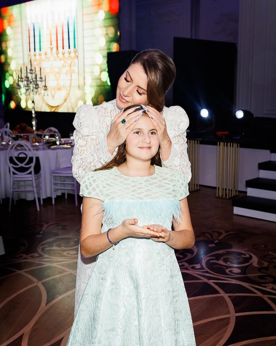 аист приносит ребенка. жизнь начинается с рождения. надпись после 40 жизнь только начинается. жизнь начинается с рождения. пожелания с новым этапом в жизни.