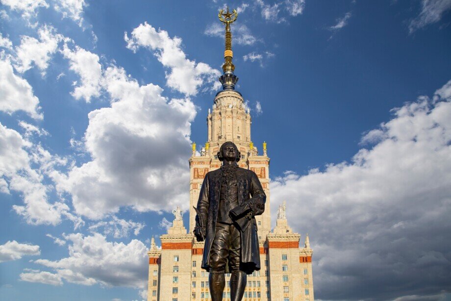 Несмотря на то, что после смерти Петра I академия осталась без его могущественного покровительства, она тем не менее запустила процесс просвещения российского государства. Скоро при академии был открыт университет. А культурная жизнь Санкт-Петербурга обогатилась публичными лекциями по математике, физике, химии и истории, которые сразу приобрели большое количество слушателей.